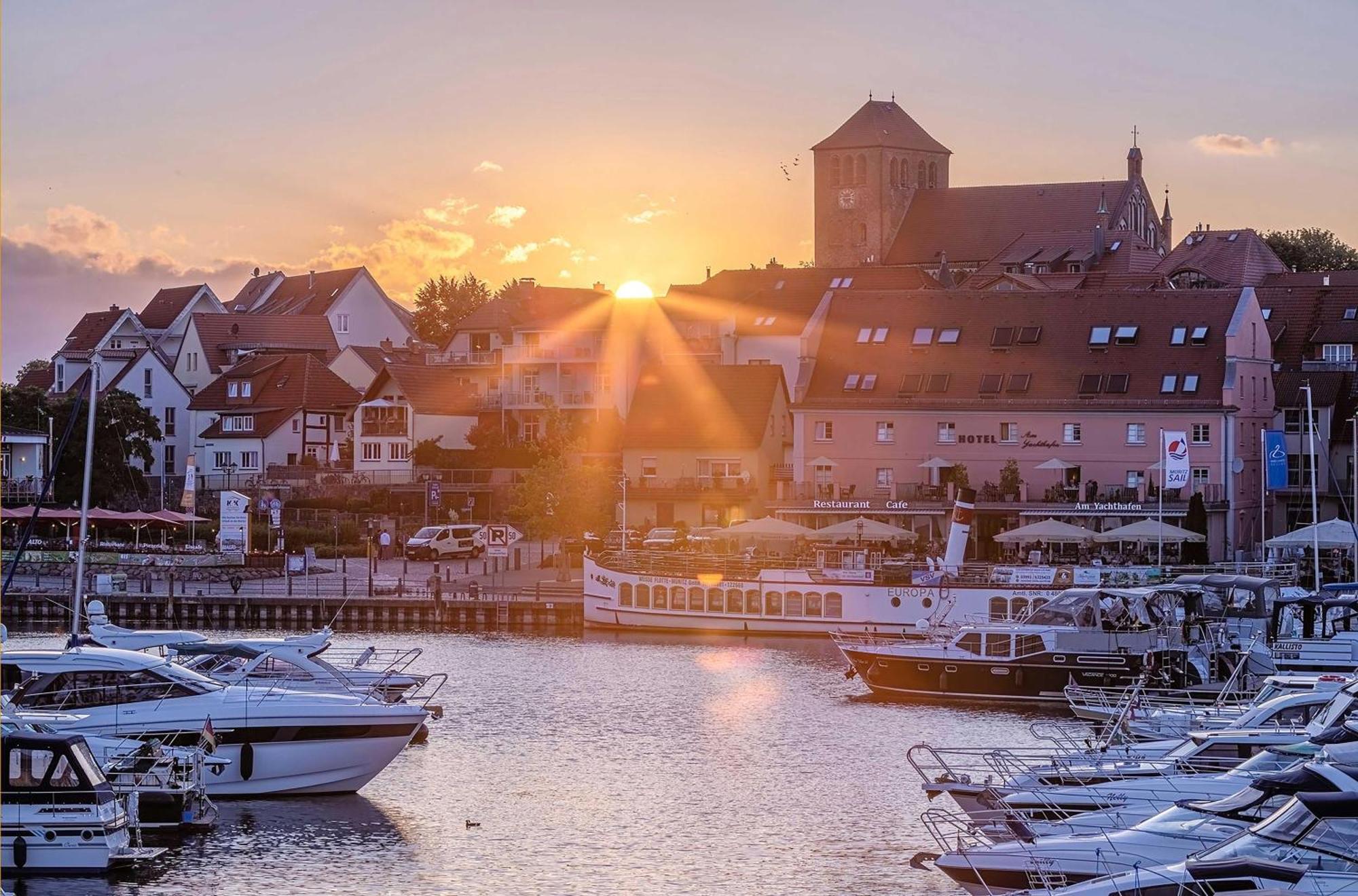 Mueritz Utkiek - Apartment Mit Seeblick & Balkon In Der Hafenresidenz Waren  Extérieur photo