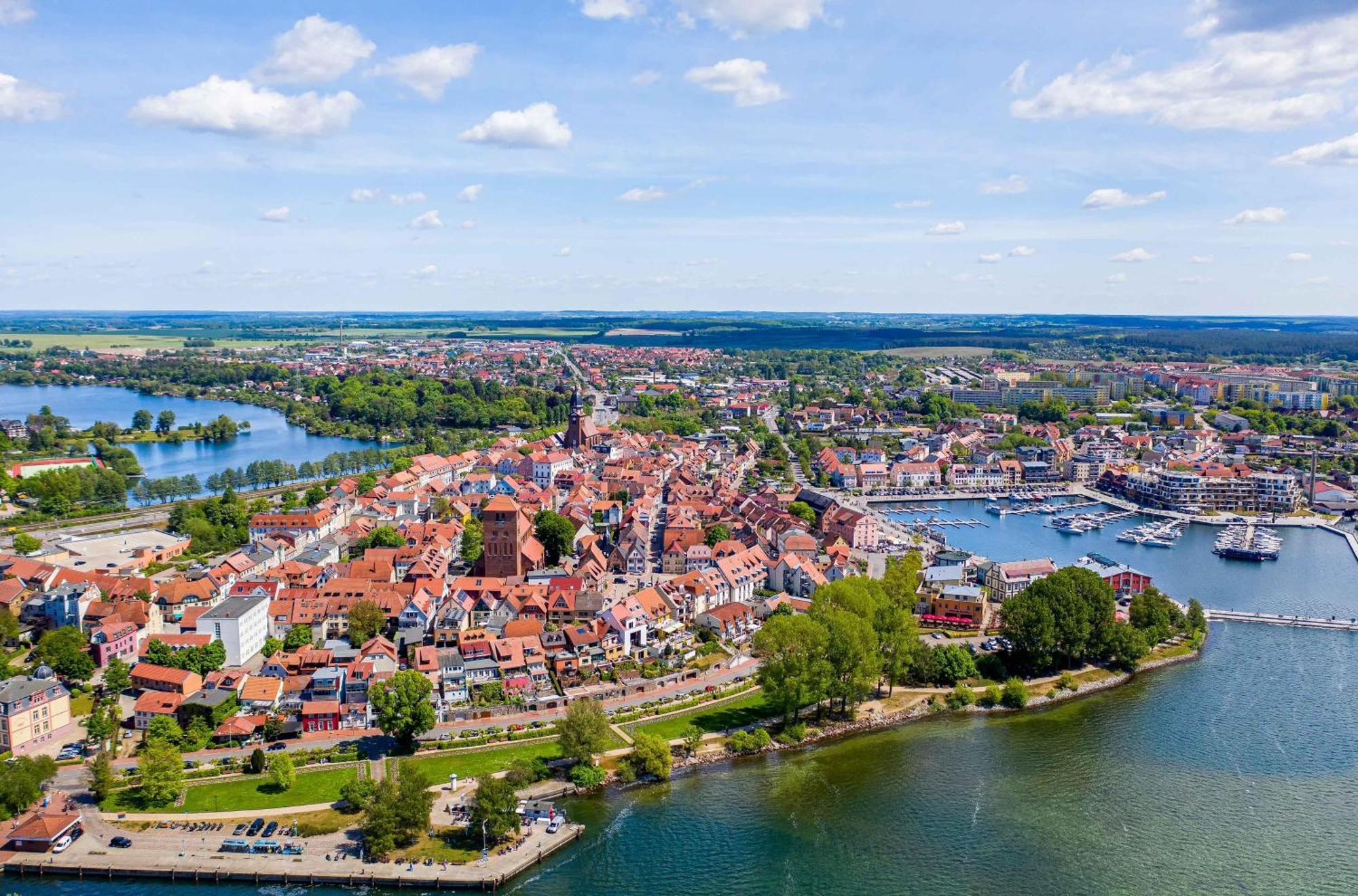 Mueritz Utkiek - Apartment Mit Seeblick & Balkon In Der Hafenresidenz Waren  Extérieur photo